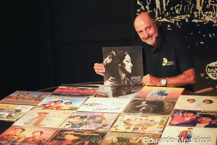 O pesquisador do projeto, Carlos Luz, explica que a equipe está fazendo aquisição de discos de vinil e CDs raros de artistas sul-mato-grossenses. (Foto: Eduardo Medeiros)