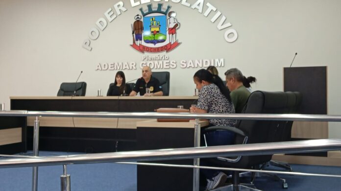 Delegado de Rochedo palestra sobre prevenção de crimes eleitorais na Casa de Leis do Município