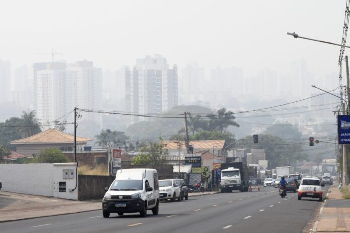 Altas temperaturas, tempo seco e fumaça: condições apresentam risco à saúde e exigem cuidados especiais