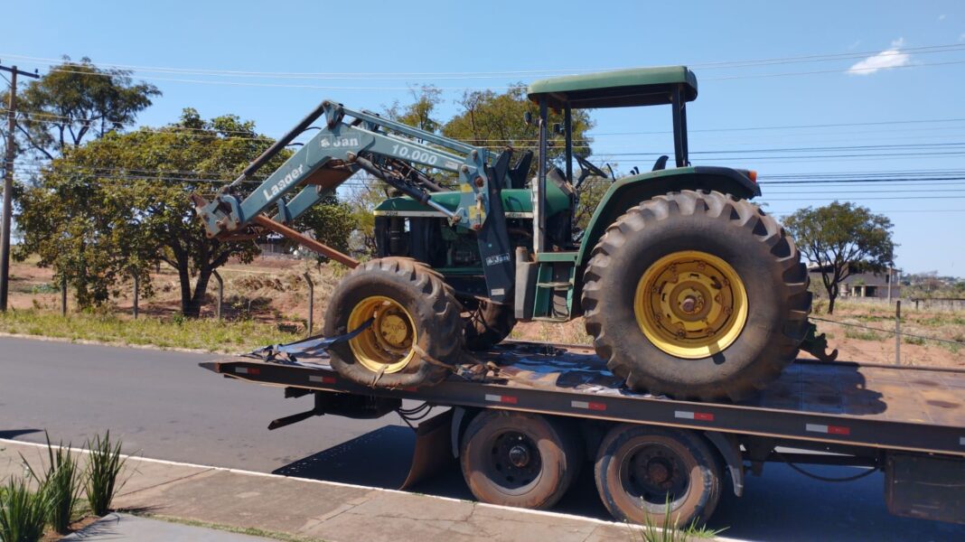 Polícia Civil recupera trator furtado Polícia Civil recupera trator furtado
