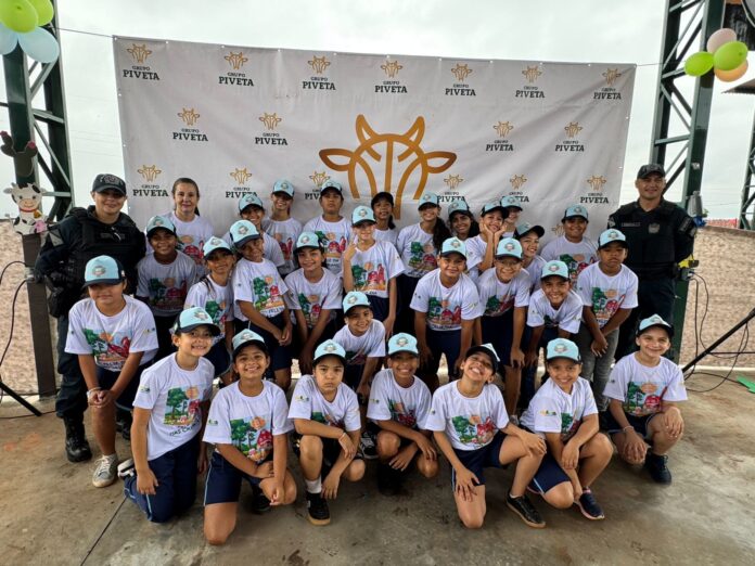 Alunos da Escola Cívico-Militar participam de ação social em homenagem ao Dia das Crianças em Rio Verde de MT/MS