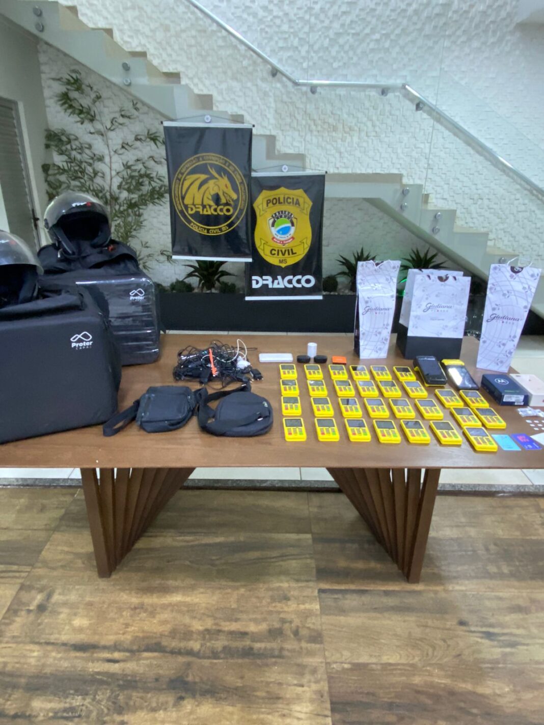 DRACCO deflagra Operação “Presente de Grego” e prende quatro integrantes DRACCO deflagra Operação “Presente de Grego” e prende quatro integrantes de Organização Criminosa que praticaram uma série de estelionatos contra Idosos em Campo Grande