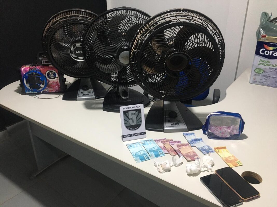 Polícia Militar prende jovem por tráfico de drogas e fecha Polícia Militar prende jovem por tráfico de drogas e fecha ponto de venda em Pedro Gomes