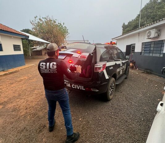 Polícia Civil fecha boca de fumo e prende mulher por tráfico de drogas e associação para o tráfico em Juti Polícia Civil fecha boca de fumo e prende mulher por tráfico de drogas e associação para o tráfico em Juti