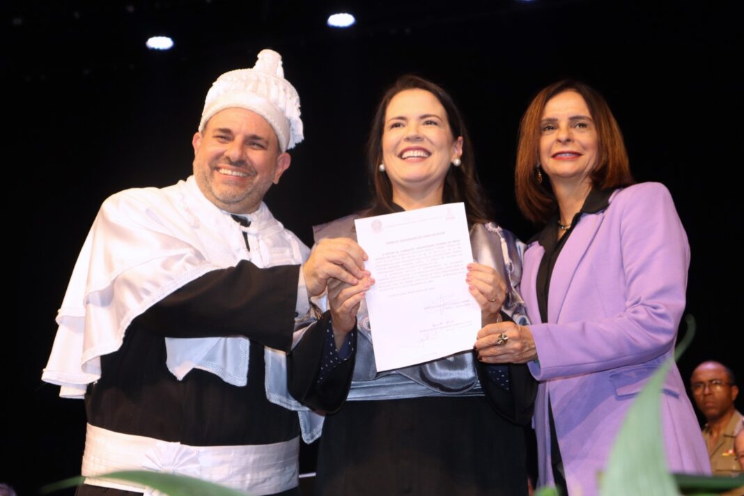 Presidente da Funtrab prestigia posse da nova reitora da UFMS, Presidente da Funtrab prestigia posse da nova reitora da UFMS, Camila Itavo, que promete compromisso com a educação e inclusão – FUNTRAB