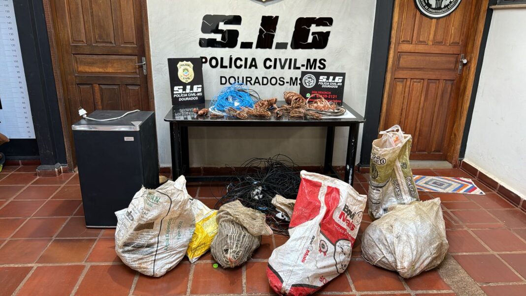 Polícia Civil prende suspeitos de furto de fios que deixaram Polícia Civil prende suspeitos de furto de fios que deixaram mais de 30 mil pessoas sem água em Dourados