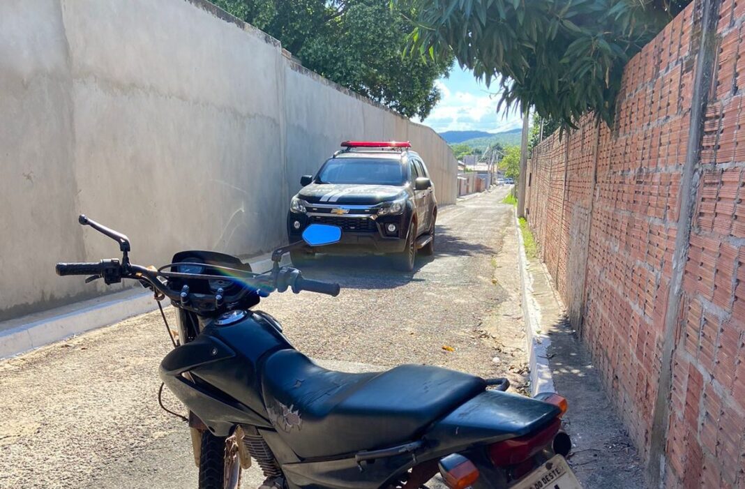 Polícia Civil recupera motocicleta roubada e prende suspeito em Coxim Polícia Civil recupera motocicleta roubada e prende suspeito em Coxim