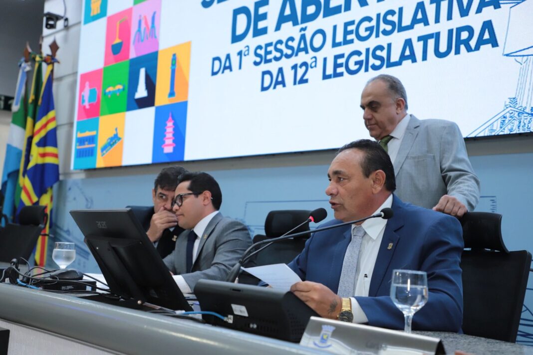 Carlão participa de Sessão Inaugural da Câmara e fala de Carlão participa de Sessão Inaugural da Câmara e fala de sua disposição em trabalhar para resolver os problemas da cidade - Câmara Municipal de Campo Grande