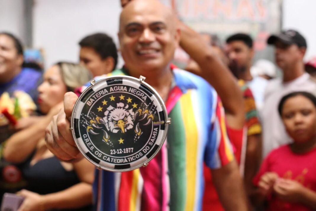 Escola de Samba Catedráticos homenageia no Carnaval 2025 a Gibiteca Mais Cultura e o trabalho de Ronilço Guerreiro - Câmara Municipal de Campo Grande