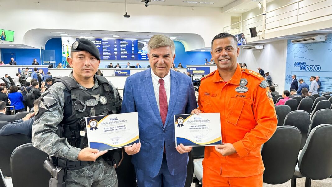 Vereador Veterinário Francisco homenageia cães heróis Duke e Lion com Vereador Veterinário Francisco homenageia cães heróis Duke e Lion com Moção de Pesar - Câmara Municipal de Campo Grande