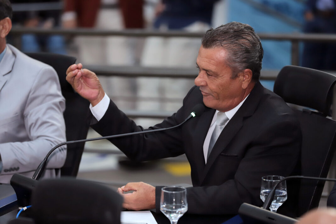 Vereador Delei Pinheiro solicita limpeza e poda de mato em frente ao monumento Carro de Boi - Câmara Municipal de Campo Grande