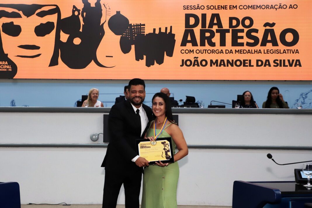 Vereador Professor Riverton homenageia artesã com a Medalha João Manoel da Silva - Câmara Municipal de Campo Grande