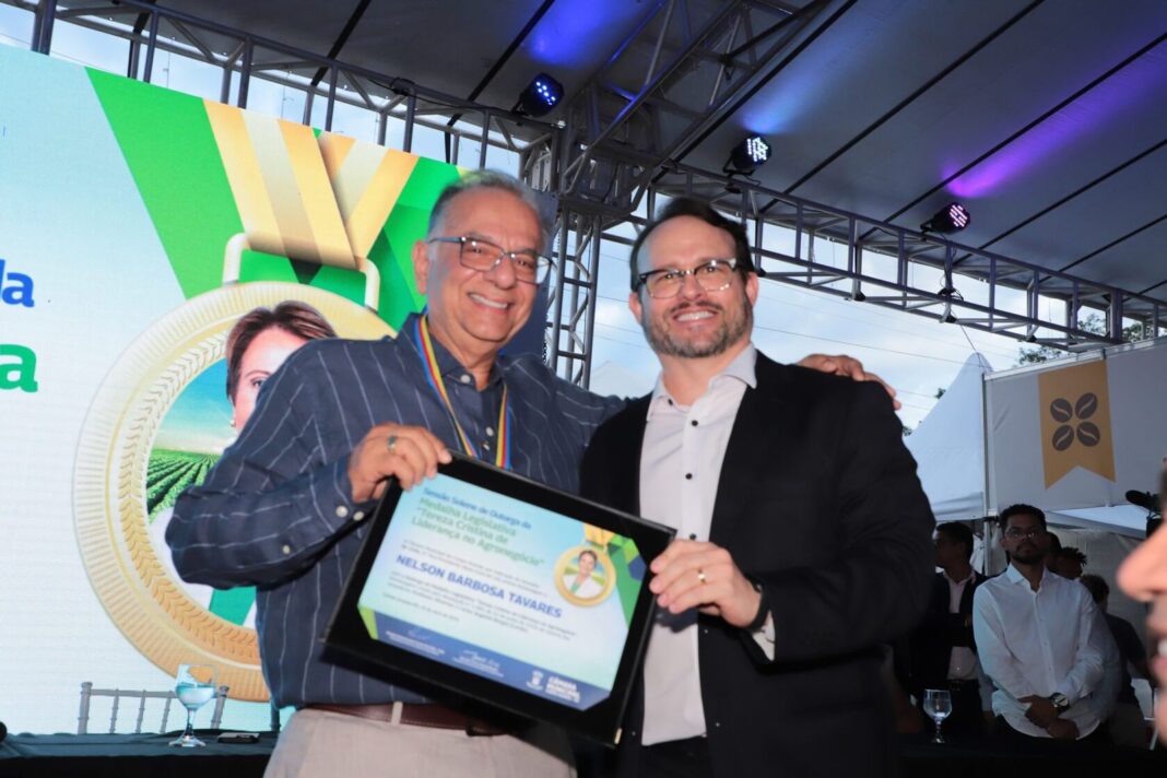 Dr. Lívio homenageia produtor rural Nelson Tavares com Medalha Tereza Dr. Lívio homenageia produtor rural Nelson Tavares com Medalha Tereza Cristina - Câmara Municipal de Campo Grande