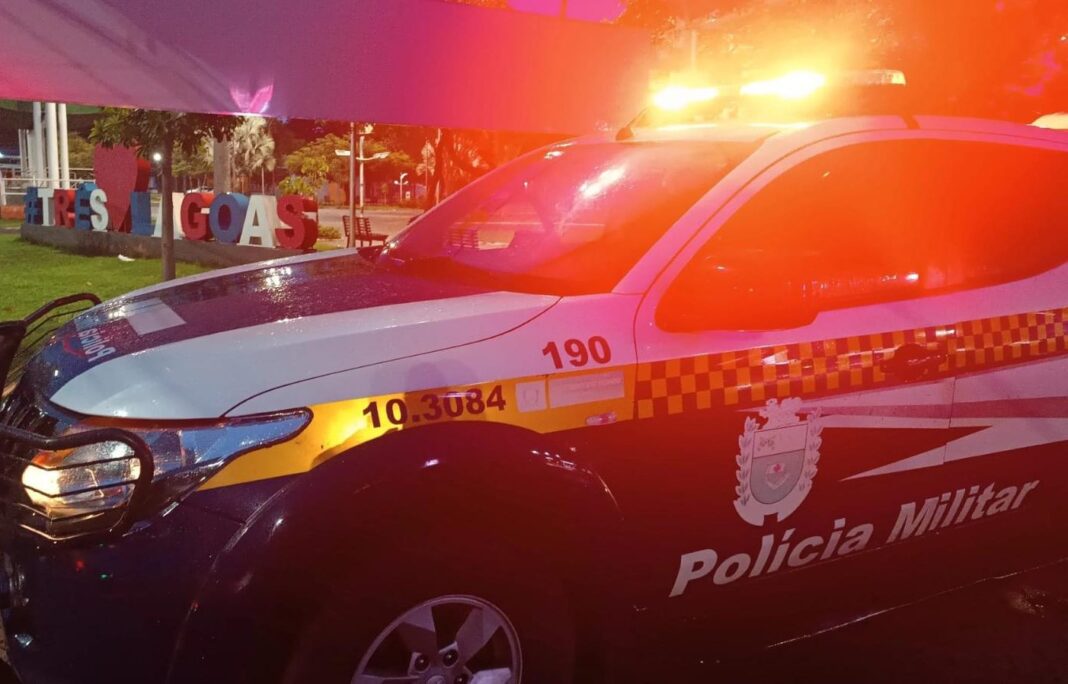 Polícia Militar em Três Lagoas realiza a prisão de condutor Polícia Militar em Três Lagoas realiza a prisão de condutor alcoolizado com mandado de prisão à cumprir