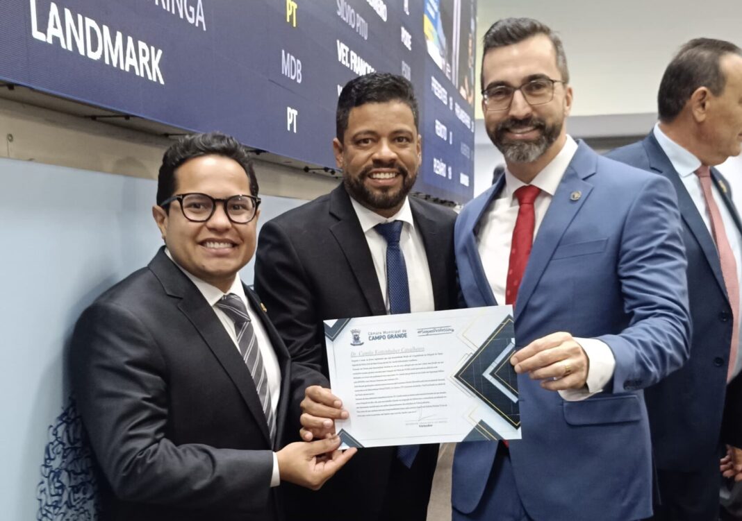 Vereador Professor Riverton entrega Moção de Congratulação ao Delegado Dr. Vereador Professor Riverton entrega Moção de Congratulação ao Delegado Dr. Camilo Kettenhuber Cavalheiro - Câmara Municipal de Campo Grande