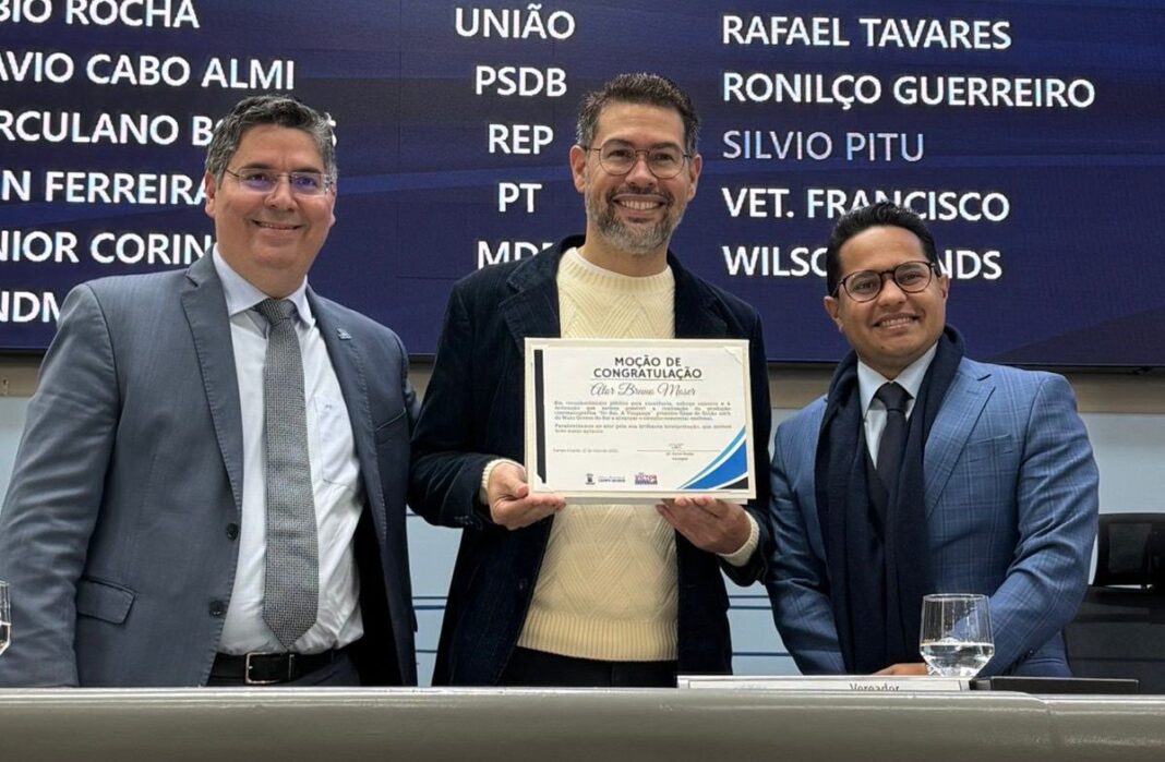 Dr. Victor Rocha entrega moções de congratulação aos profissionais do filme “Do Sul, A Vingança” - Câmara Municipal de Campo Grande