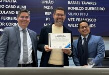 Dr. Victor Rocha entrega moções de congratulação aos profissionais do filme “Do Sul, A Vingança” – Câmara Municipal de Campo Grande Dr. Victor Rocha entrega moções de congratulação aos profissionais do filme “Do Sul, A Vingança” - Câmara Municipal de Campo Grande