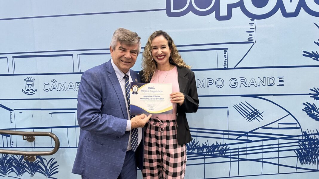 Vereador Veterinário Francisco homenageia jornalista pelo lançamento de livro sobre maternidade - Câmara Municipal de Campo Grande