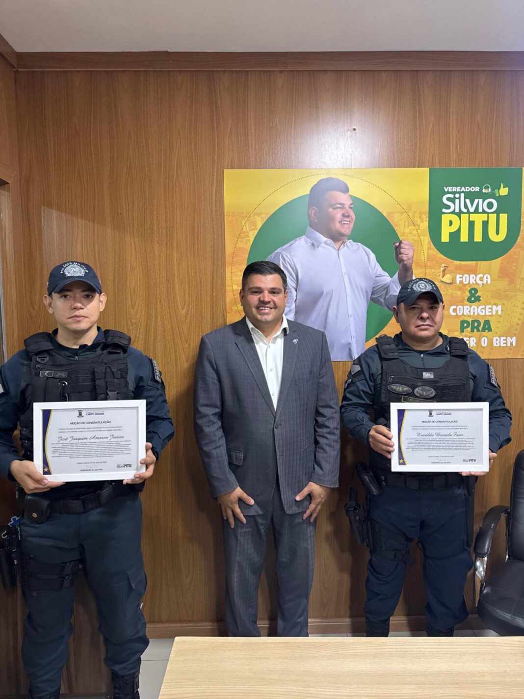 Heróis em farda: Vereador Silvio Pitu homenageia militares que arriscaram a vida para salvar família durante enchente - Câmara Municipal de Campo Grande