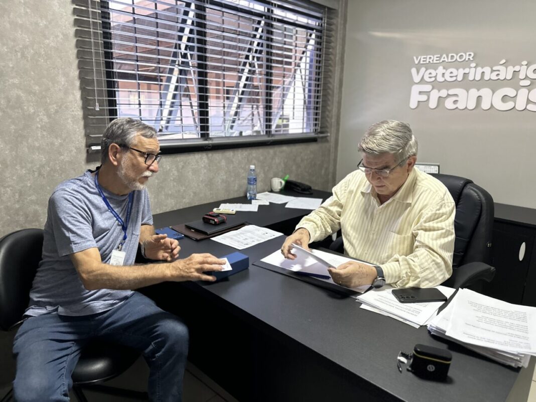 Vereador Veterinário Francisco homenageia Joelson Chaves de Brito com Medalha “Dr. Arlindo de Andrade Gomes” - Câmara Municipal de Campo Grande
