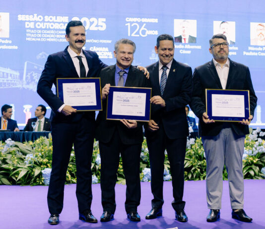 Vereador Clodoilson Pires homenageia médicos que marcaram sua vida em Sessão Solene pelos 126 anos de Campo Grande – Câmara Municipal de Campo Grande Vereador Clodoilson Pires homenageia médicos que marcaram sua vida em Sessão Solene pelos 126 anos de Campo Grande - Câmara Municipal de Campo Grande