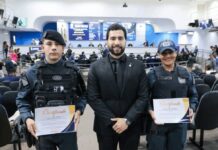 Vereador Fábio Rocha presta homenagem a policiais que salvaram bebê engasgado no bairro União – Câmara Municipal de Campo Grande Vereador Fábio Rocha presta homenagem a policiais que salvaram bebê engasgado no bairro União - Câmara Municipal de Campo Grande