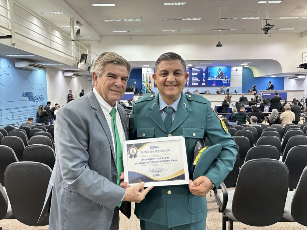 Vereador Veterinário Francisco homenageia policial militar por ato heroico em Campo Grande - Câmara Municipal de Campo Grande