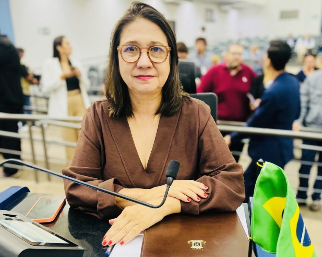 Vereadora Luiza apresenta moção de protesto contra apologia à violência Vereadora Luiza apresenta moção de protesto contra apologia à violência por formandos da Polícia Militar - Câmara Municipal de Campo Grande