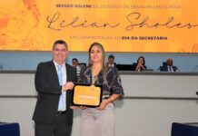 Dr. Victor Rocha entrega a Medalha Lilian Sholes a Jakeline Noriega no Dia Municipal da Secretária – Câmara Municipal de Campo Grande Dr. Victor Rocha entrega a Medalha Lilian Sholes a Jakeline Noriega no Dia Municipal da Secretária - Câmara Municipal de Campo Grande
