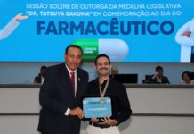 Vereador Carlão outorga Medalha Legislativa aos Farmacêuticos Júlio Augusto e Fernando Maciel – Câmara Municipal de Campo Grande Vereador Carlão outorga Medalha Legislativa aos Farmacêuticos Júlio Augusto e Fernando Maciel - Câmara Municipal de Campo Grande