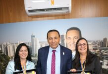 Carlão entrega Medalha “Amigos da Primeira Infância”, às diretoras Joceli Ribas e Gisleia Aparecida – Câmara Municipal de Campo Grande Carlão entrega Medalha “Amigos da Primeira Infância”, às diretoras Joceli Ribas e Gisleia Aparecida - Câmara Municipal de Campo Grande