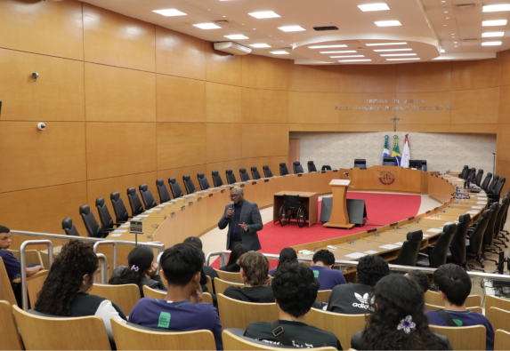 Estudantes de escola estadual realizam visita técnica no TJMS Imagem notícia Estudantes de escola estadual realizam visita técnica no TJMS