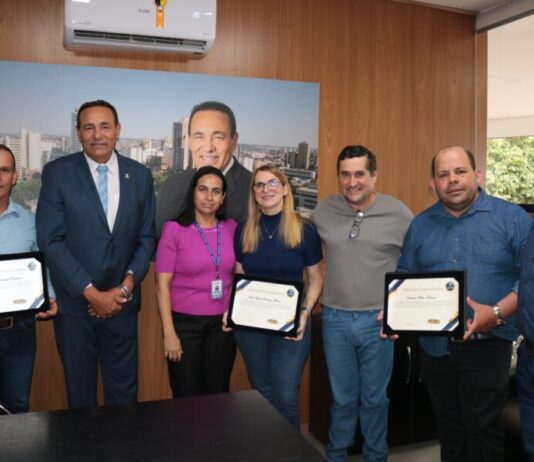 Vereador Carlão entrega Moção de Congratulações a líder comunitário, chefe de cozinha e coordenadora Escolar – Câmara Municipal de Campo Grande Vereador Carlão entrega Moção de Congratulações a líder comunitário, chefe de cozinha e coordenadora Escolar - Câmara Municipal de Campo Grande