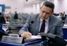 Vereador Clodoilson Pires cobra medidas na Costa e Silva após acidentes e acúmulo de água na via – Câmara Municipal de Campo Grande Vereador Clodoilson Pires cobra medidas na Costa e Silva após acidentes e acúmulo de água na via - Câmara Municipal de Campo Grande