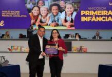 Vereador Wilson Lands entrega Medalha “Amigos da Primeira Infância” à pedagoga Rosivania em Sessão Solene – Câmara Municipal de Campo Grande Vereador Wilson Lands entrega Medalha “Amigos da Primeira Infância” à pedagoga Rosivania em Sessão Solene - Câmara Municipal de Campo Grande