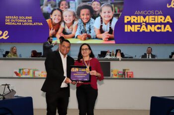 Vereador Wilson Lands entrega Medalha “Amigos da Primeira Infância” à Vereador Wilson Lands entrega Medalha “Amigos da Primeira Infância” à pedagoga Rosivania em Sessão Solene - Câmara Municipal de Campo Grande