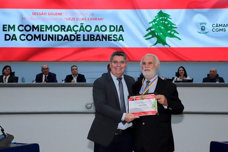 Dr. Victor Rocha homenageia Mafuci Kadri com a Medalha Legislativa Dr. Victor Rocha homenageia Mafuci Kadri com a Medalha Legislativa Ueze Zahran em Sessão Solene da Câmara Municipal - Câmara Municipal de Campo Grande