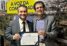 Vereador Leinha entrega Moção de Congratulação ao Prof. Dr. Albert Schiaveto de Souza em reconhecimento à sua destacada trajetória acadêmica e científica – Câmara Municipal de Campo Grande Vereador Leinha entrega Moção de Congratulação ao Prof. Dr. Albert Schiaveto de Souza em reconhecimento à sua destacada trajetória acadêmica e científica - Câmara Municipal de Campo Grande