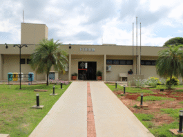 Justiça condena dupla sertaneja a pagar indenização a adolescente embriagado em palco Imagem notícia Justiça condena dupla sertaneja a pagar indenização a adolescente embriagado em palco