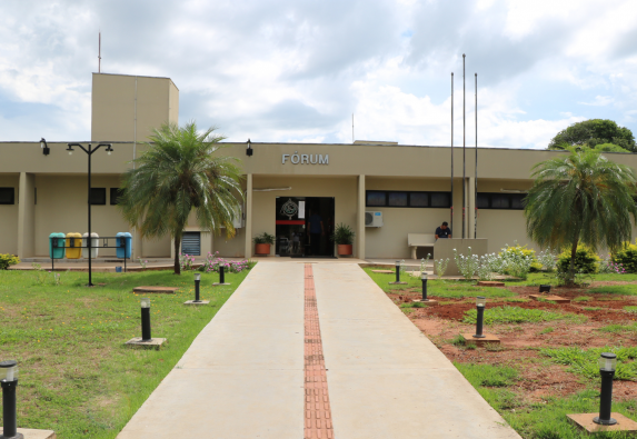 Justiça condena dupla sertaneja a pagar indenização a adolescente embriagado Imagem notícia Justiça condena dupla sertaneja a pagar indenização a adolescente embriagado em palco