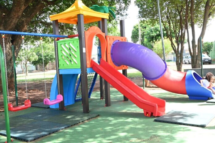 Mais um espaço para brincar: Coophavilla II recebe 11º parquinho entregue pela Prefeitura