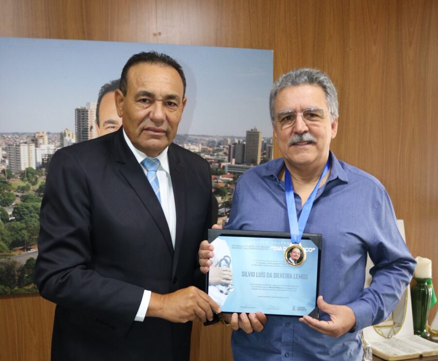 Vereador Carlão concede Medalha Legislativa "William Maksoud" ao Médico Silvio Vereador Carlão concede Medalha Legislativa "William Maksoud" ao Médico Silvio Luis Lemos por relevantes serviços em Campo Grande - Câmara Municipal de Campo Grande