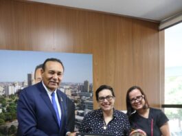 Vereador Carlão entrega Moção a veterinária Andrea Vieira Leher da Dog & Vet Pet Shop – Câmara Municipal de Campo Grande Vereador Carlão entrega Moção a veterinária Andrea Vieira Leher da Dog & Vet Pet Shop - Câmara Municipal de Campo Grande