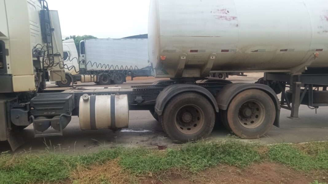 Policiais militares resgatam vítimas após explosão de pneu em veículo Policiais militares resgatam vítimas após explosão de pneu em veículo de carga inflamável em Sonora