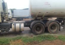 Policiais militares resgatam vítimas após explosão de pneu em veículo de carga inflamável em Sonora Policiais militares resgatam vítimas após explosão de pneu em veículo de carga inflamável em Sonora