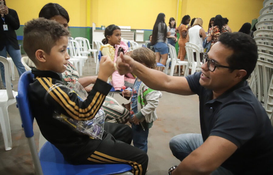 Presidente Papy entrega mais de 130 kits escolares a crianças Presidente Papy entrega mais de 130 kits escolares a crianças na região do Jd. Itamaracá - Câmara Municipal de Campo Grande