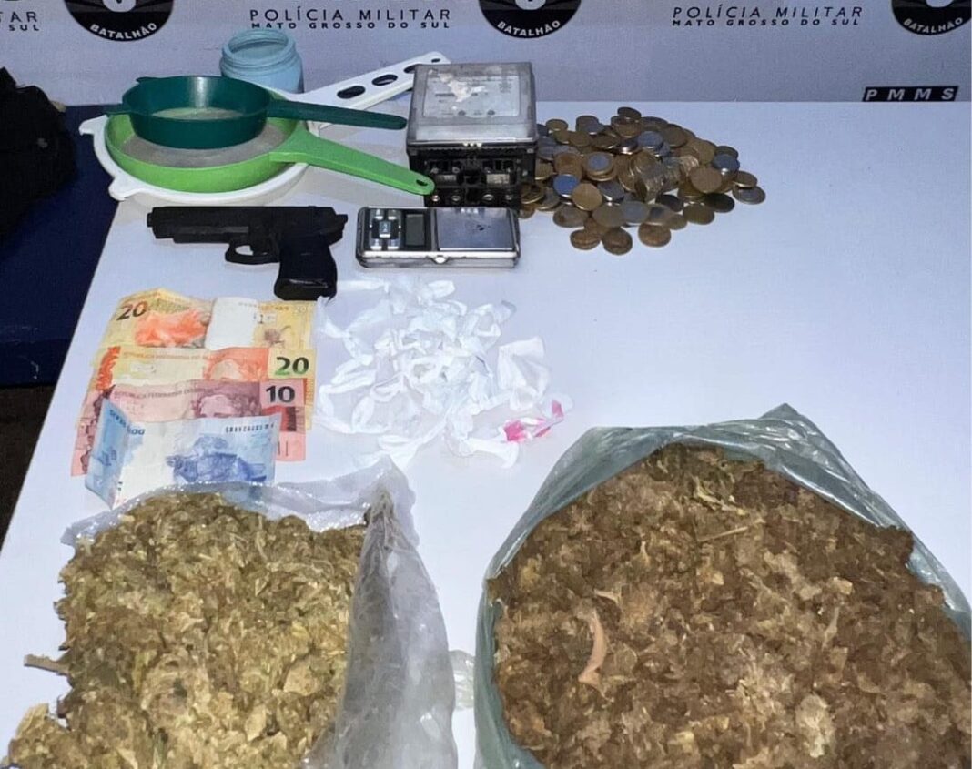 Polícia Militar apreende drogas, simulacro de arma de fogo durante Polícia Militar apreende drogas, simulacro de arma de fogo durante operação conjunta com a Postura em Corumbá