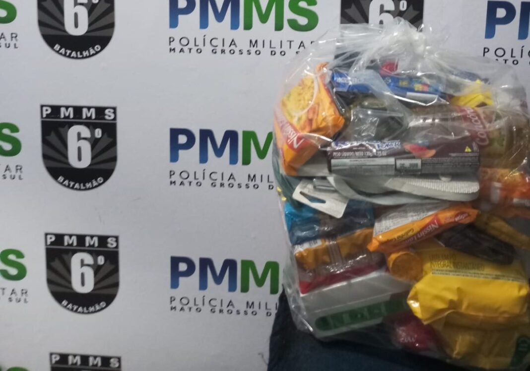 Polícia Militar conduz autor por furto em supermercado em Corumbá.