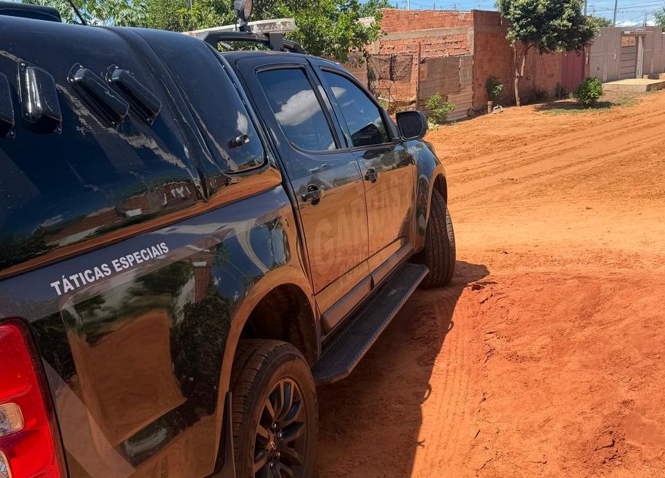 Polícia Civil prende foragido da justiça em posse de arma Polícia Civil prende foragido da justiça em posse de arma de fogo e drogas em Campo Grande