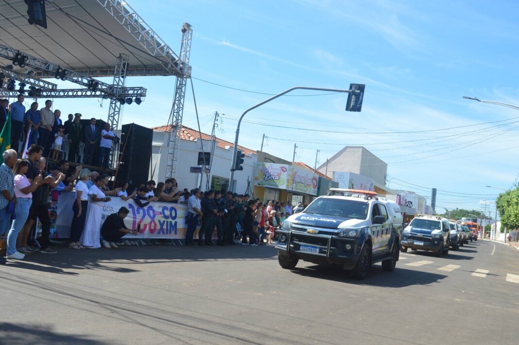 Polícia Militar participa do desfile cívico em comemoração aos 128 Polícia Militar participa do desfile cívico em comemoração aos 128 anos de Coxim